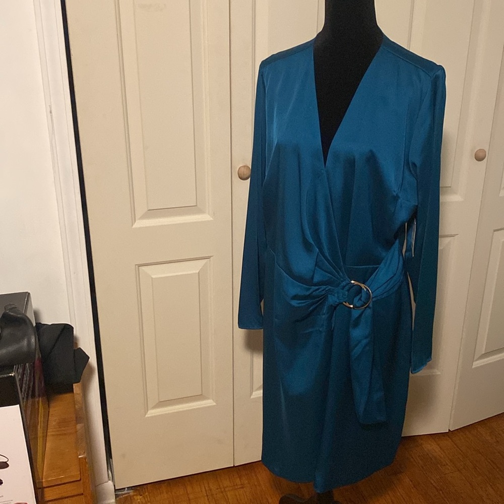 Woman’s INC International Concepts mosaic green Long Sleeve Dress.
